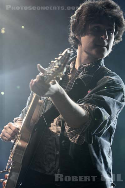 VAMPIRE WEEKEND - 2008-07-04 - PARIS - Hippodrome de Longchamp - Ezra Michael Koenig